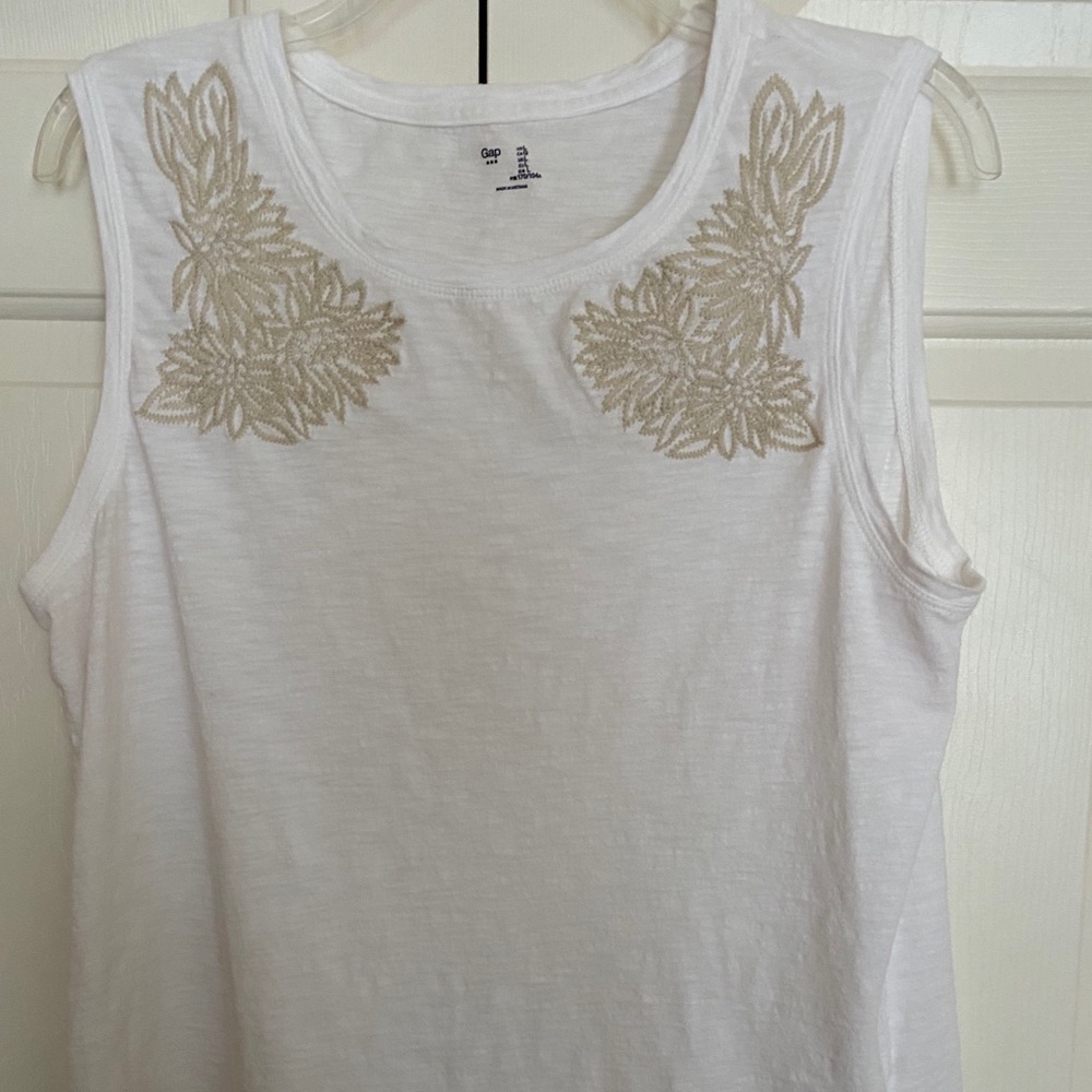 🌟$6 Gap sleeveless top